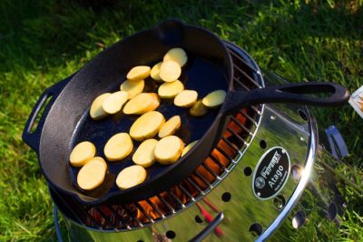 Kochen über offenem Feuer mit der Petromax Feuerpfanne aus Gusseisen