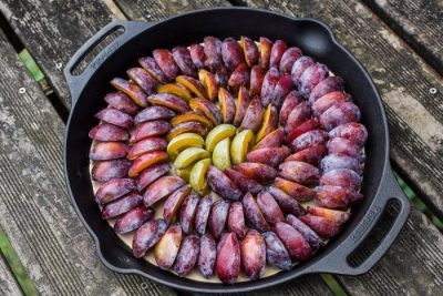Pflaumenkuchen aus der Petromax Gusseisenpfanne Pflaumenkuchen aus der Petromax Gusseisenpfanne