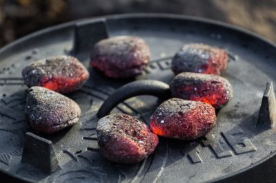 Dutch Oven Petromax mit Kohlen Kohlen auf dem Deckel des Dutch Ovens sorgen für Oberhitze.