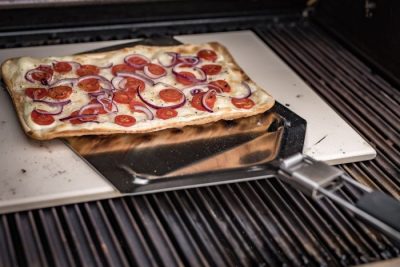 Holen Sie die Pizza vom heißen Stein oder aus dem Pizzaofen– mit dem Grillfürst Pizzaschieber aus Edelstahl - platzsparend zusammenklappbar