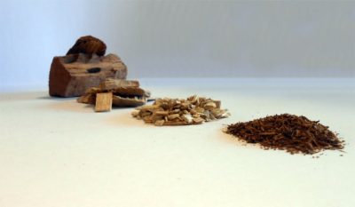 Räucherholz als Räucherzubehör: Räuchermehl, Räucherspäne, Räucherchips und Räucherchunks Räucherholz als Räucherzubehör: Räuchermehl, Räucherspäne, Räucherchips und Räucherchunks