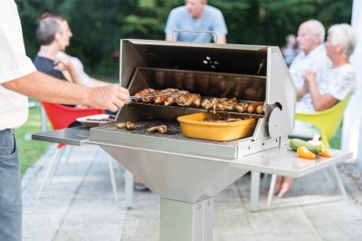 Thüros Holzkohlegrill als Edelstahl Säulengrill mit optimiertem Kaminzug