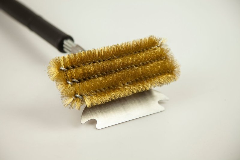 Grillfürst Grillbürste Messing für Gusseisen Roste, mit breitem 3-fach Bürstenkopf und Schaber