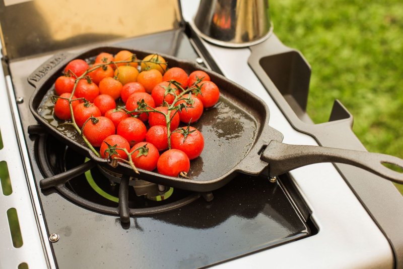 Napoleon Gusseisenpfanne mit Holz Untersetzer