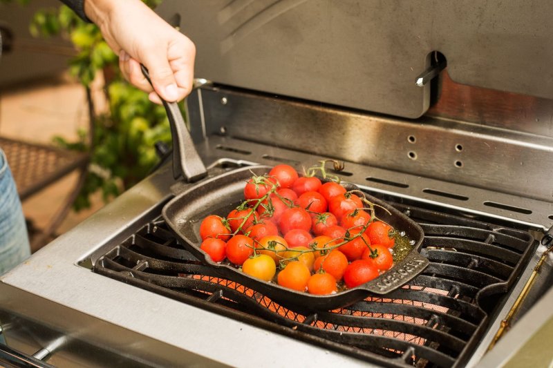 Napoleon Gusseisenpfanne mit Holz Untersetzer