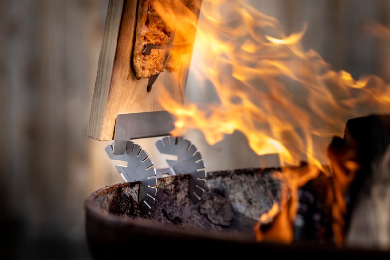 Axtschlag Flammlachsbrett Premium Line Kirsche - mit Klemmhalterung & patentierter Halterung für Feuerstelle + Grillrost