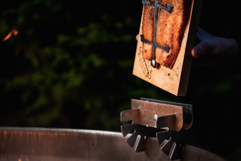 Axtschlag Flammlachsbrett Essential Line Birke - mit Schraubhalterung & Halterung für Feuerschalen