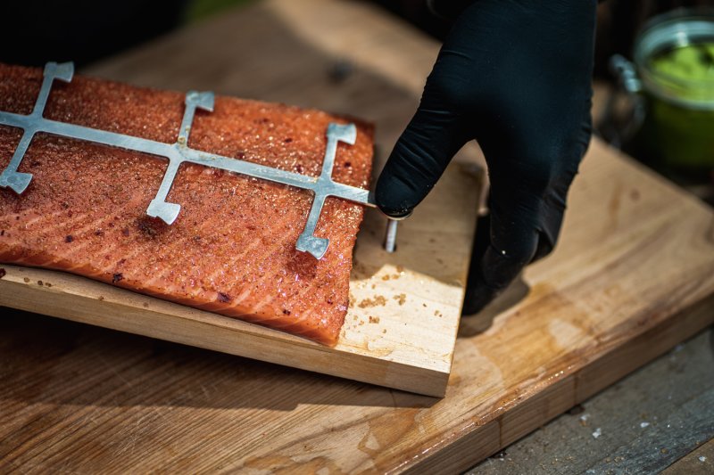 Axtschlag Flammlachsbrett Essential Line Birke - mit Schraubhalterung & Halterung für Feuerschalen