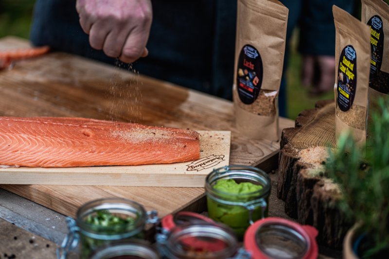 Axtschlag Flammlachsbrett Essential Line Birke - mit Schraubhalterung & Halterung für Feuerschalen