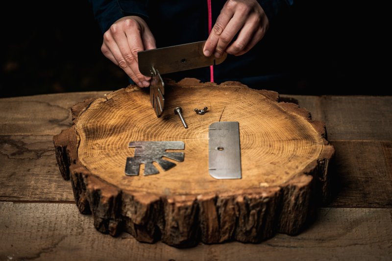 Axtschlag Flammlachsbrett Essential Line Birke - mit Schraubhalterung & Halterung für Feuerschalen