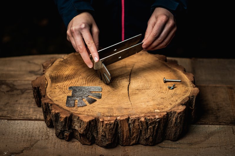 Axtschlag Flammlachsbrett Essential Line Birke - mit Schraubhalterung & Halterung für Feuerschalen