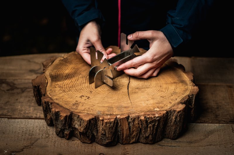 Axtschlag Flammlachsbrett Essential Line Birke - mit Schraubhalterung & Halterung für Feuerschalen