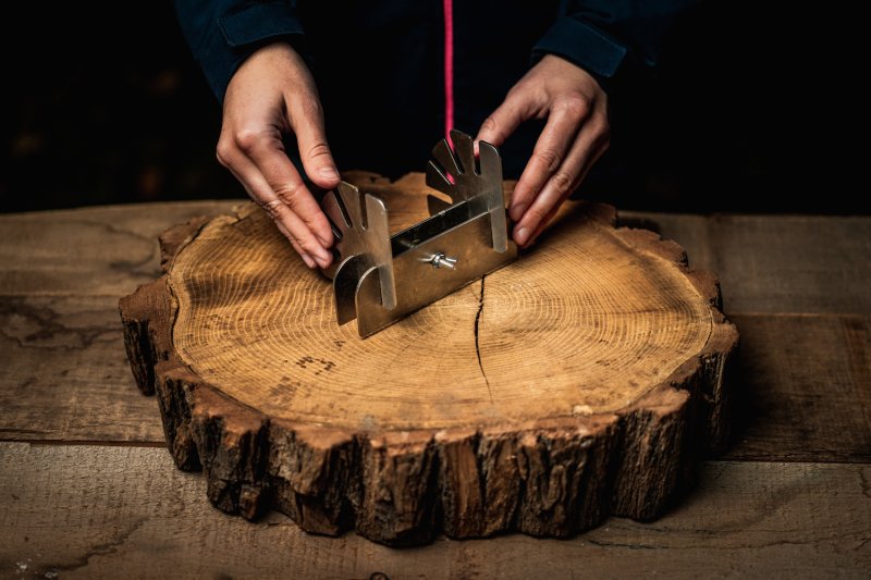 Axtschlag Flammlachsbrett Essential Line Birke - mit Schraubhalterung & Halterung für Feuerschalen