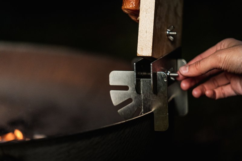 Axtschlag Flammlachsbrett Essential Line Birke - mit Schraubhalterung & Halterung für Feuerschalen