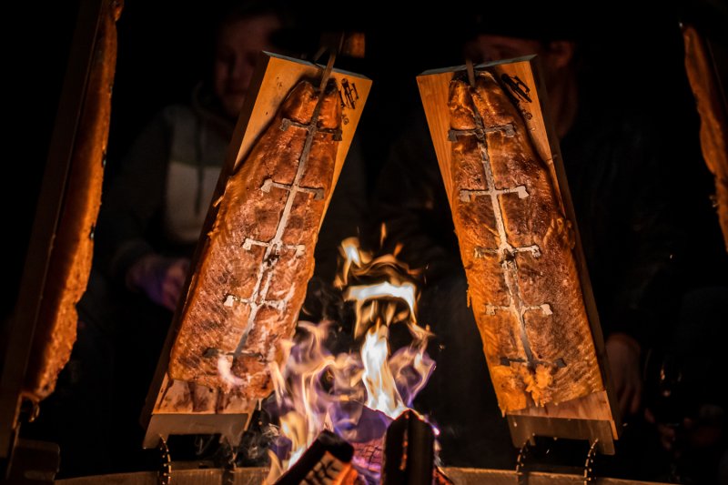 Axtschlag Flammlachsbrett Premium Line Kirsche - mit Klemmhalterung & patentierter Halterung für Feuerstelle + Grillrost