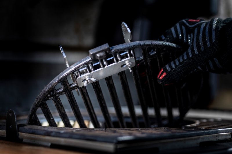 Axtschlag Flammlachsbrett Premium Line Kirsche - mit Klemmhalterung & patentierter Halterung für Feuerstelle + Grillrost