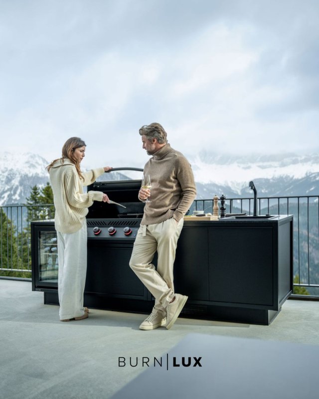 BURN Outdoorkitchen: BURN LUX Outdoor Küche mit Napoleon Prestige 500 BURN Sonderedition Shadow, Kühlschrank und Spüle