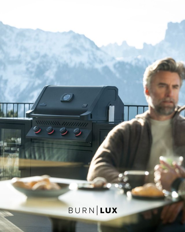 BURN Outdoorkitchen: BURN LUX Outdoor Küche mit Napoleon Prestige 500 BURN Sonderedition Shadow, Kühlschrank und Spüle