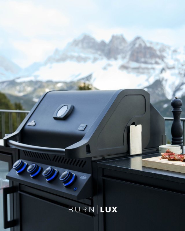 BURN Outdoorkitchen: BURN LUX Outdoor Küche mit Napoleon Prestige 500 BURN Sonderedition Shadow, Kühlschrank und Spüle
