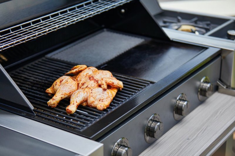 BeefEater Gasgrill 1500-Serie 4-Brenner - mit Seitenbrenner