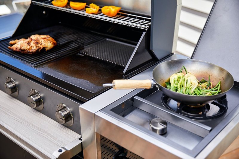 BeefEater Gasgrill 1500-Serie 4-Brenner - mit Seitenbrenner