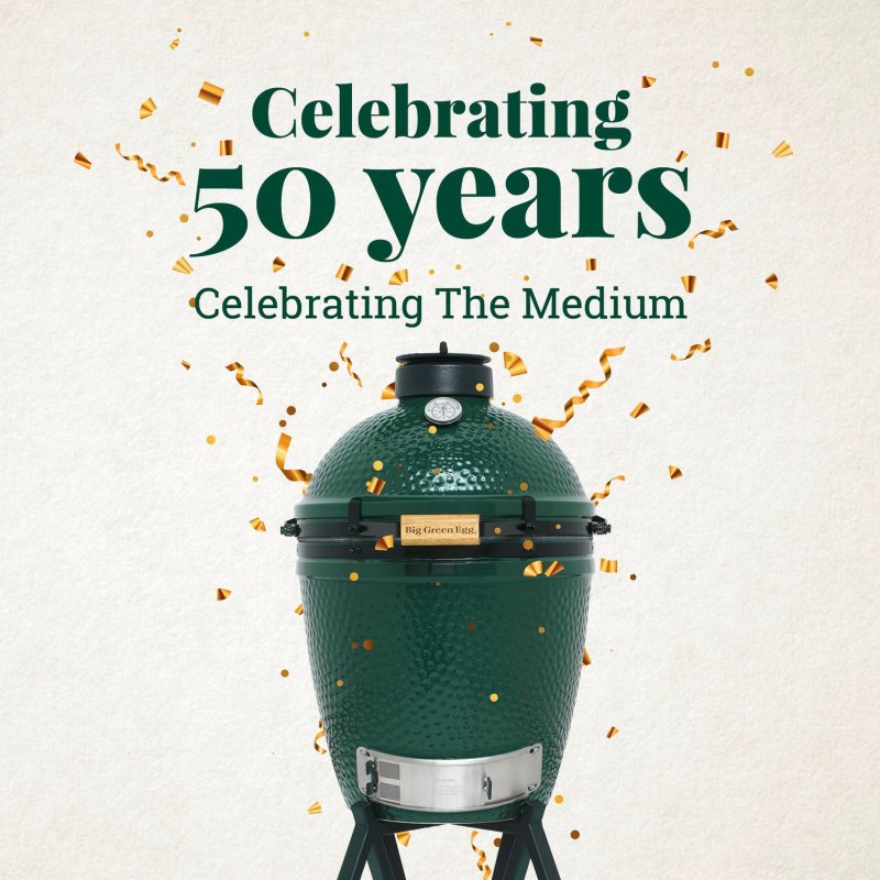 Big Green Egg Medium Keramikgrill Starterset - 50 Jahre Big Green Egg Jubiläums-Paket: mit Nest und ConvEGGtor