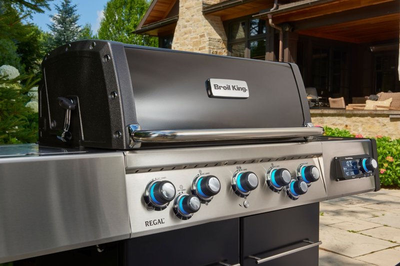 Broil King Regal Q 590 IR Gasgrill - Smart Grill mit iQue™ Intelligent Barbecue - inkl. Blazinglas