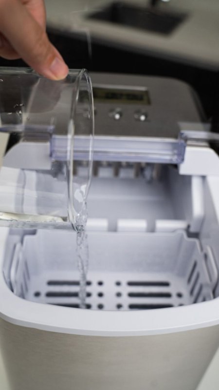 Outdoorchef Planchagrill HEAT C-265 - mit Doppel-Blazing-Zone, Cooking Zone und Gusseisen-Plancha inkl. Caso IceChef Pro - Eiswürfelbereiter