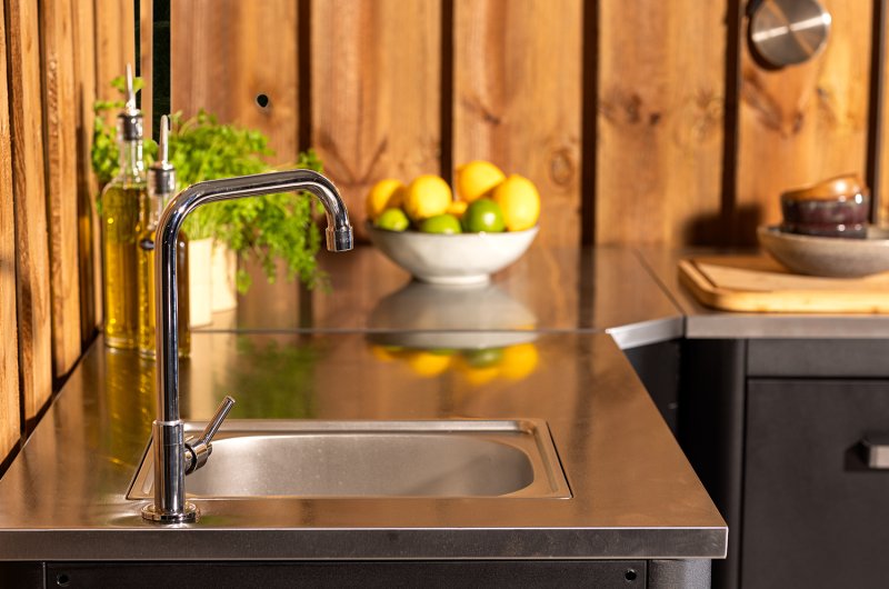 COZZE Outdoor Küche (L-förmig) mit Edelstahl Arbeitsfläche & Spüle - 160 x 160 cm