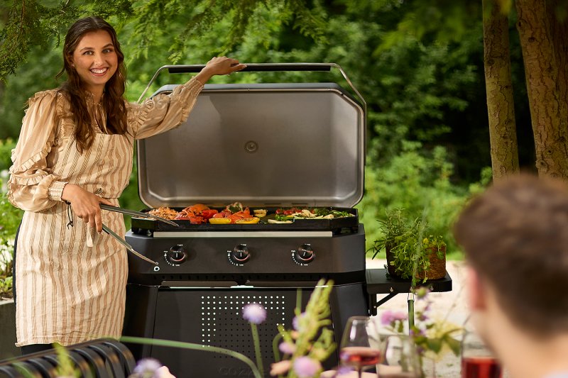 COZZE Plancha Grill - Plancha Grill 800 inkl. Unterwagen und 12 tlg. XXL Plancha-Set