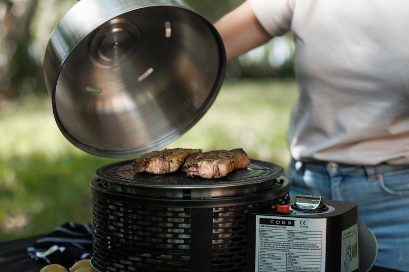 Cobb Grill Pro Gas Black - Gasgrill inkl. Grillplatte gelocht - matt schwarz