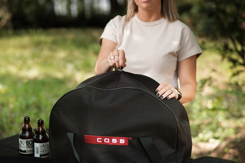 Cobb Grill Pro Gas Black Gasgrill - inkl. Grillplatte gelocht, Bratenrost, Pizzastein & Transporttasche