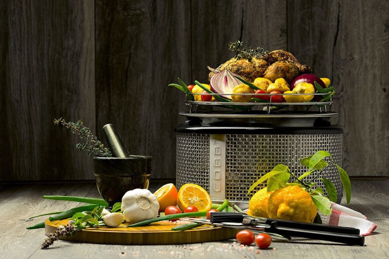 Auslaufmodell: Cobb Grill PREMIER PLUS Holzkohlegrill Tischgrill Campinggrill - X-DEAL inkl. 2 x Cobble Stone Grillbriketts