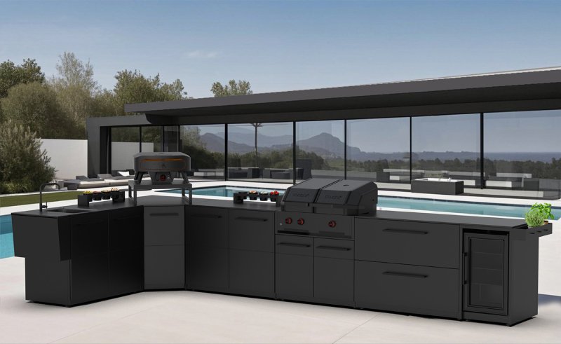 Cozze Outdoor Küche Elements (L-förmig) 452 x 200 cm - mit Quattro 900, Pizzaofen 17" Black Edition, Kühlschrank & Spüle