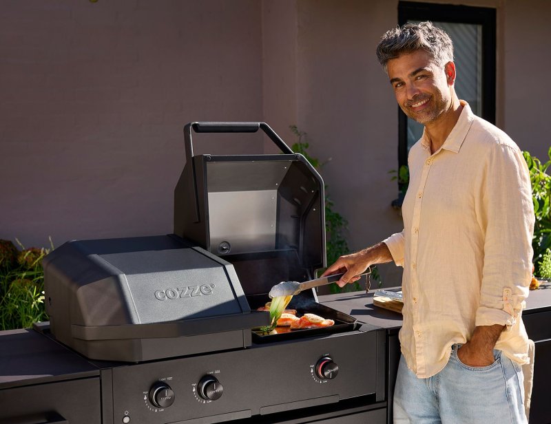 Cozze Outdoor Küche Elements (L-förmig) 452 x 200 cm - mit Quattro 900, Pizzaofen 17" Black Edition, Kühlschrank & Spüle