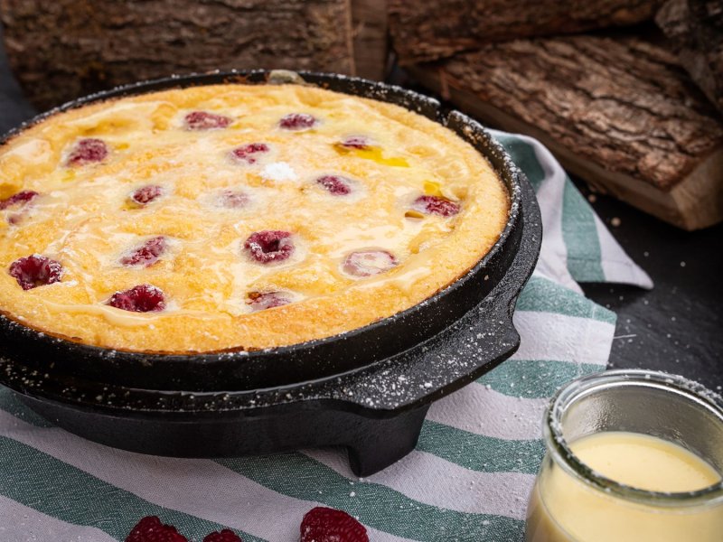 Outdoorchef Dutch Oven 09 - 8,5 Liter - inkl. Starterset mit Gusseisen-Pflege, Ringreiniger, Deckelheber und Bambus-Kochlöffel + Outdoorchef Grillhandschuh