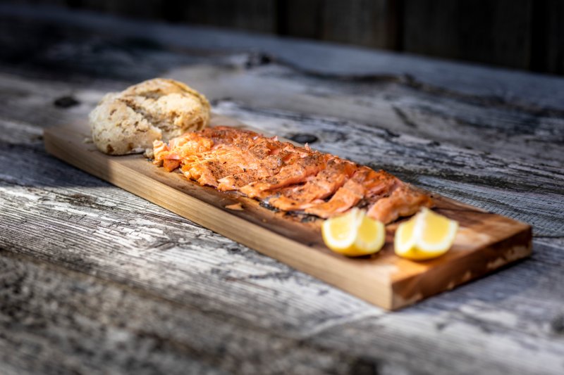 Axtschlag Flammlachsbrett Premium Line Kirsche - mit Klemmhalterung & patentierter Halterung für Feuerstelle + Grillrost