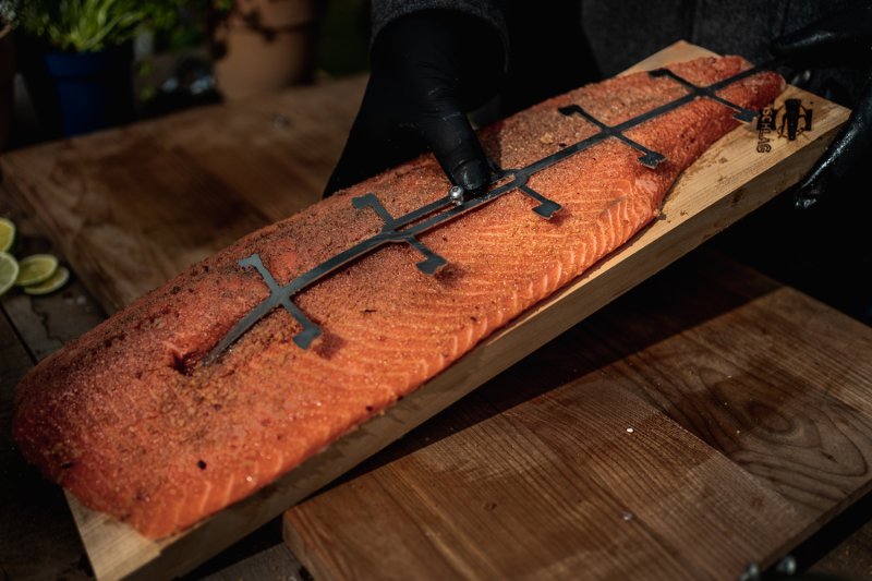 Axtschlag Flammlachsbrett Premium Line Kirsche - mit Klemmhalterung & patentierter Halterung für Feuerstelle + Grillrost