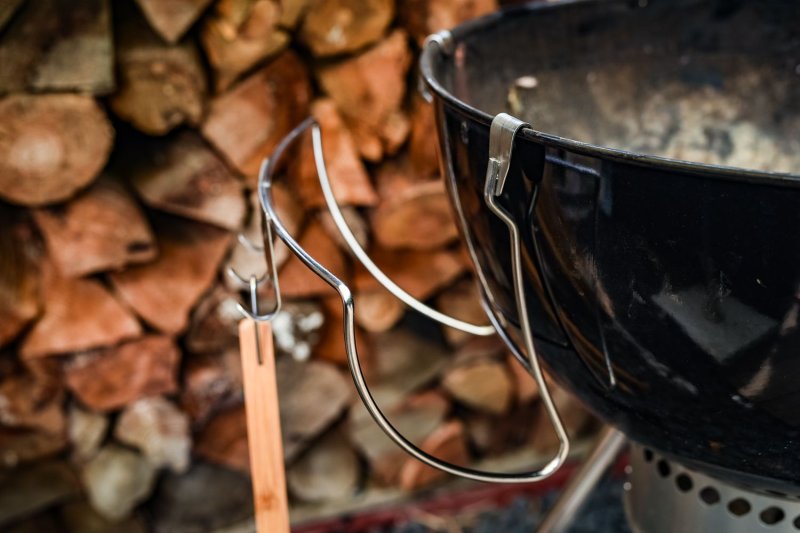 Grillfürst Deckelhalter und Besteckhalter Kombination für Kugelgrills