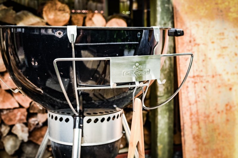 Grillfürst Deckelhalter und Besteckhalter Kombination für Kugelgrills