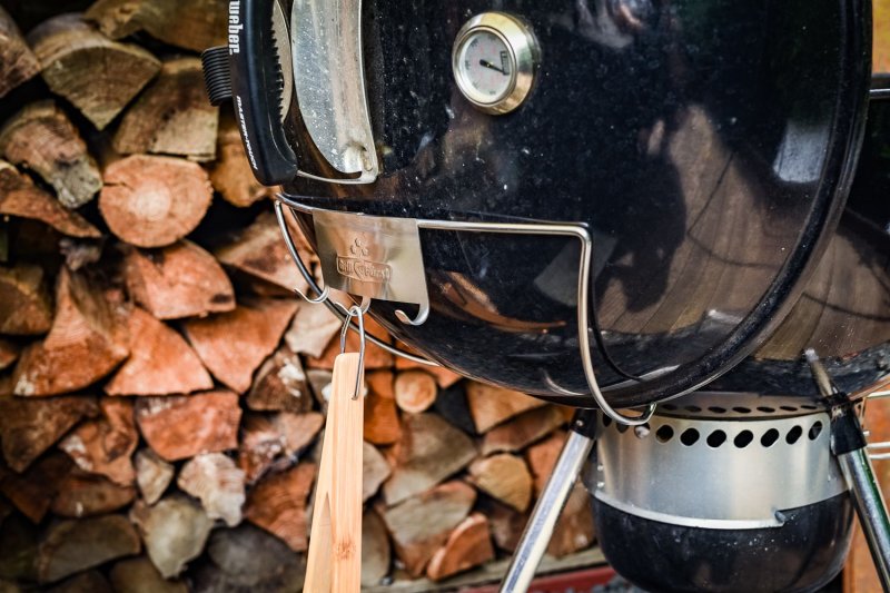 Grillfürst Deckelhalter und Besteckhalter Kombination für Kugelgrills