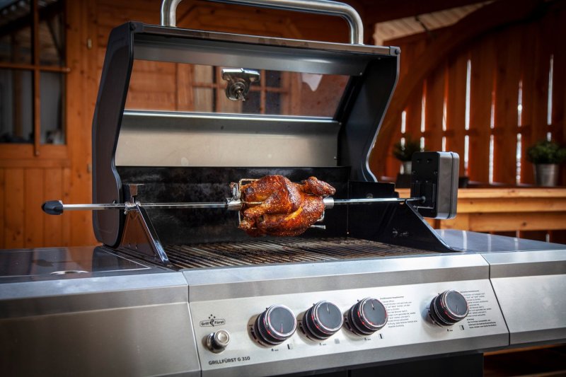 Grillfürst Universal Drehspieß / Rotisserie Set aus Edelstahl mit Motor für über 30 versch. Grillgeräte