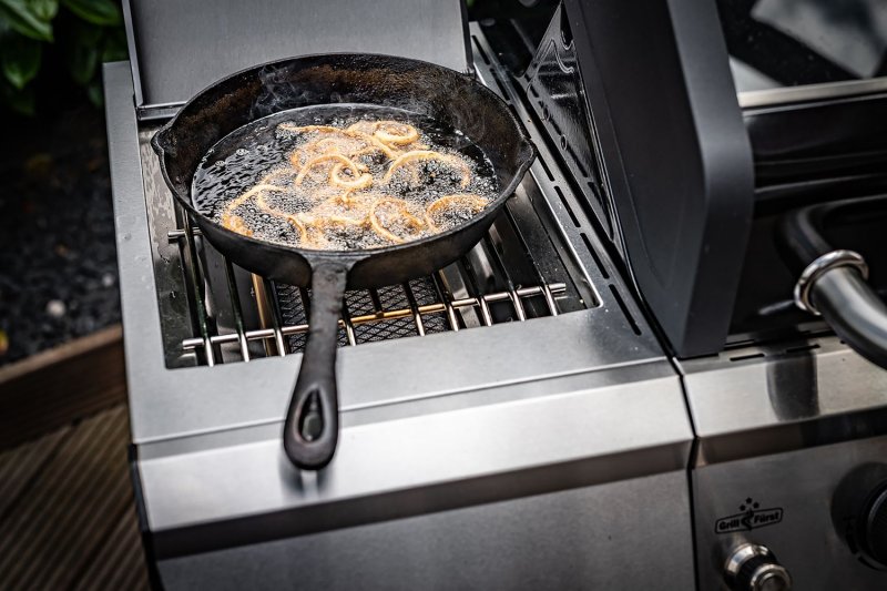 Grillfürst G521G 5-Brenner Edelstahl-Gasgrill mit Hochtemperaturbrenner, Heckbrenner und Gusseisen Rosten - X-DEAL inkl. Zubehörpaket