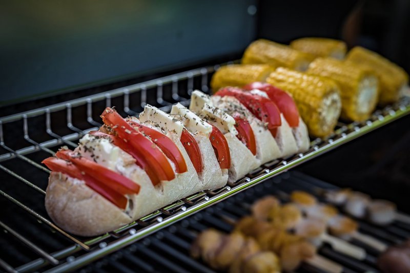 Grillfürst G621G 6-Brenner Edelstahl-Gasgrill mit Hochtemperaturbrenner, Heckbrenner und Gusseisen Rosten - inkl. Abdeckhaube