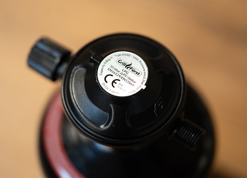 Grillfürst Einstufiger Druckminderer mit Absperrventil / 7/16" (Gaskartusche) x 1/4", 50mbar