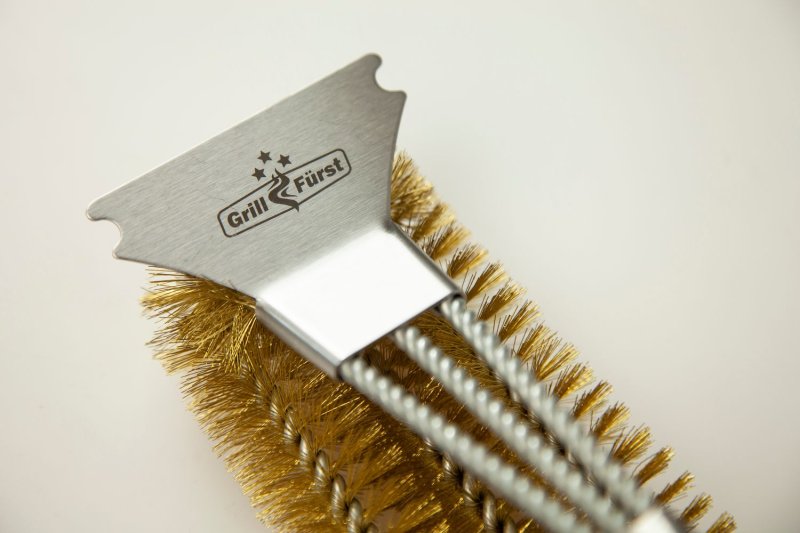 Grillfürst Grillbürste Messing für Gusseisen Roste, mit langem 3-fach Bürstenkopf und Schaber