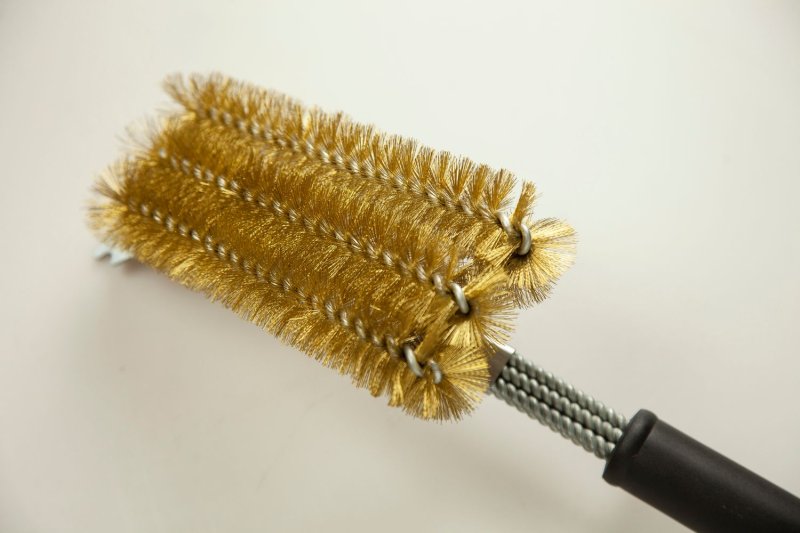 Grillfürst Grillbürste Messing für Gusseisen Roste, mit langem 3-fach Bürstenkopf und Schaber