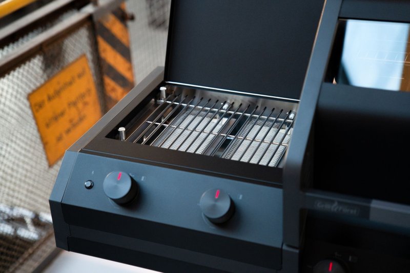Grillfürst Independence P830E Doppelkammer Gasgrill - mattschwarz - mit XXL Infrarotbrenner, Seitenkocher, Heckbrenner und Edelstahlrosten