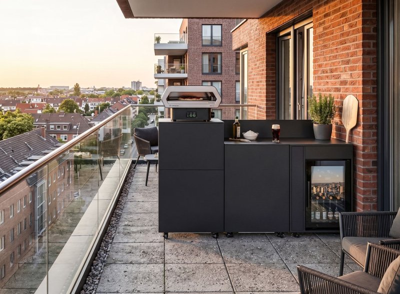 Grillfürst Moments Pizzastation mit Outdoorchef Prismo 420G, Kühlschrank, Apothekerauszug und Tür mit Staufach, inkl. Rückwand - Nero