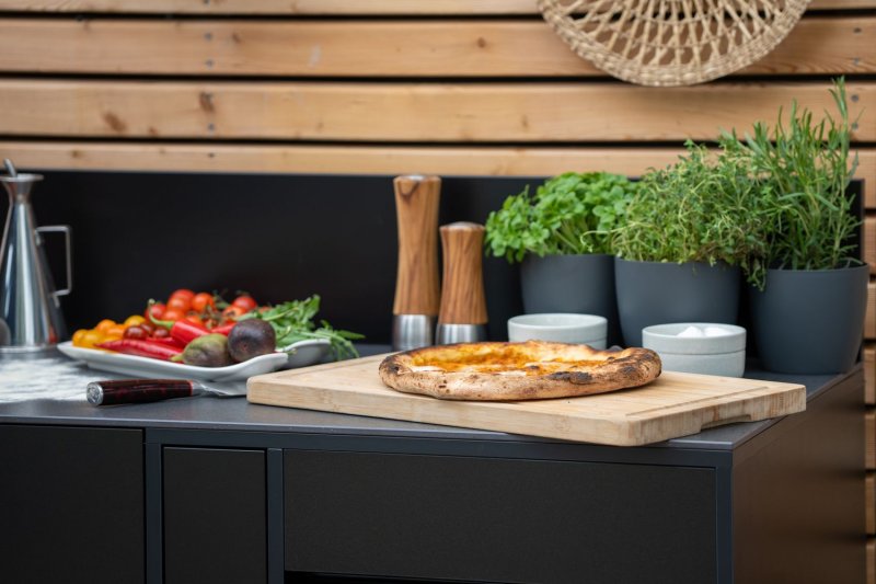 Grillfürst Moments Pizzastation mit Outdoorchef Prismo 420G, Kühlschrank, Apothekerauszug und Tür mit Staufach, inkl. Rückwand - Nero